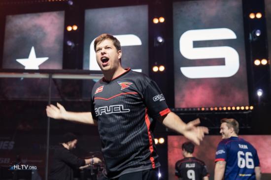 五冠大魔王！Faker斩获职业生涯第五座全球总决赛冠军